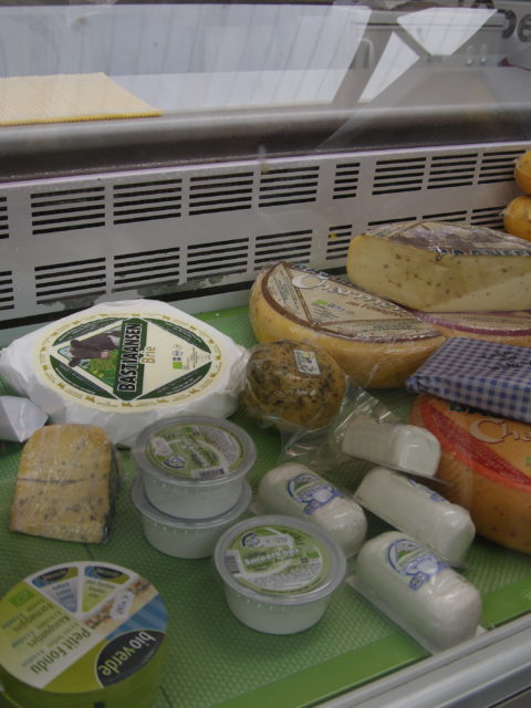 Koelvitrine met diverse soorten biologische speciaal kaasjes in Udenhout