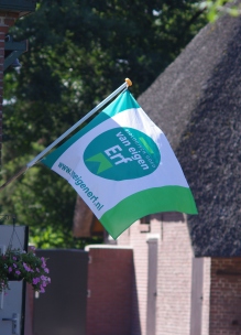 Vlag bij biologische winkel Sprankenhof Udenhout Tilburg Noord-Brabant met van eigen erf logo