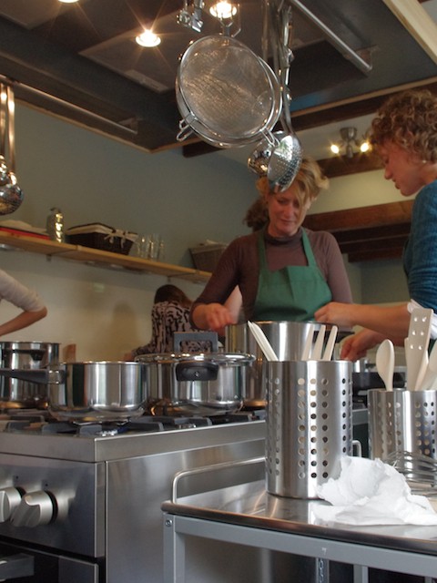 Mensen aan het koken in keuken