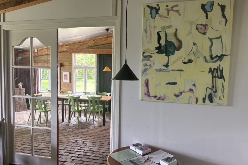 werk van Astrid Abels aan de muur in gelagkamer tijdens expositie Sprankenhof